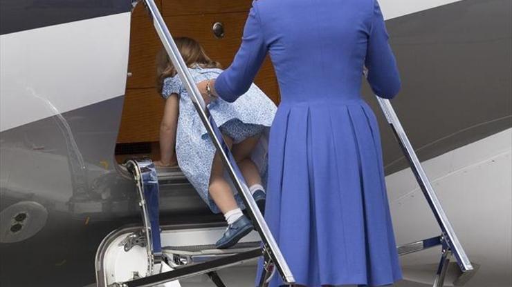 Prenses Charlotte, uçağa emekleyerek bindi