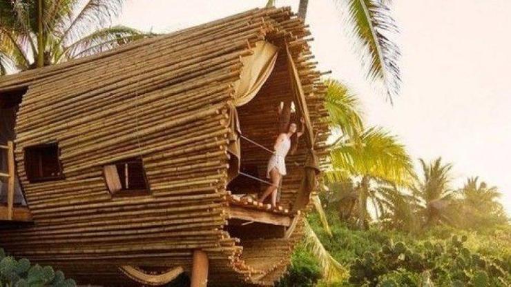 İşte okyanus kıyısına bambudan inşa edilen lüks ağaç ev