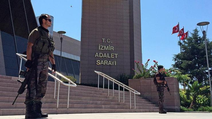 İzmirde 32 eski emniyet personeli gözaltına alındı