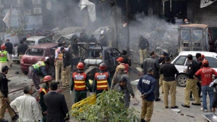 Pakistanda intihar saldırısı Ölü ve yaralılar var