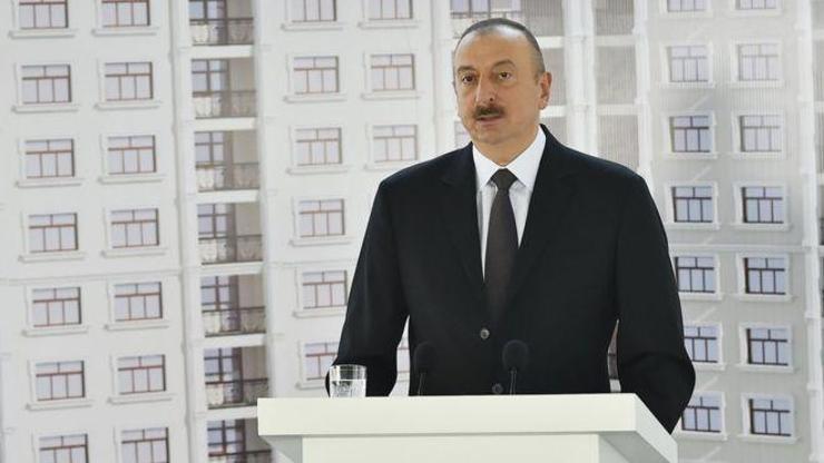 Aliyev gazetecilere ev hediye etti, ortalık karıştı