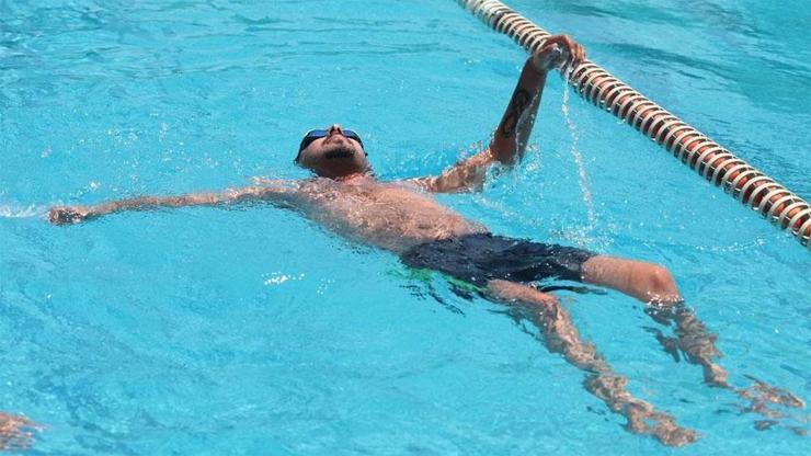 Felçli yüzücü hayata sporla tutundu