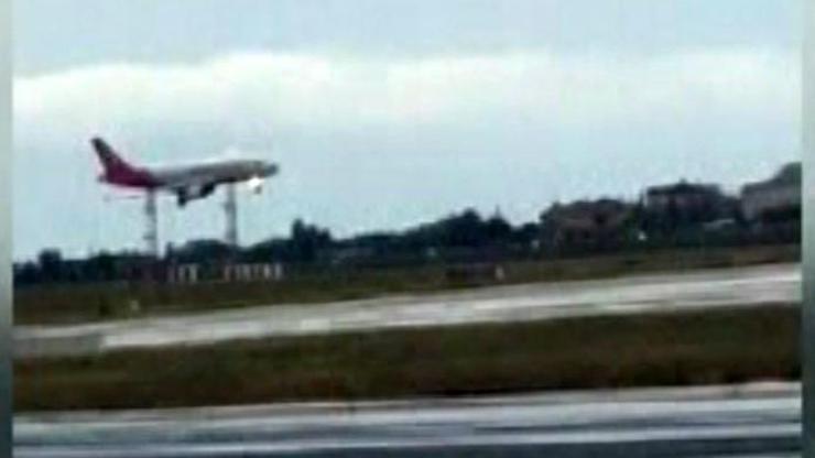 Doludan hasar gören uçak havalimanına geri döndü