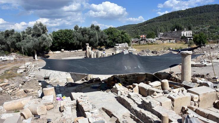 Antik kentteki kazılar sıcak nedeniyle çadırın altında sürüyor