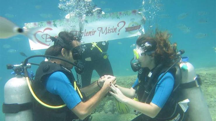 Denizin altında evlilik teklifi
