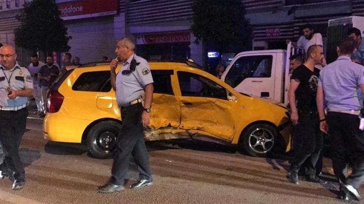 Ticari taksi yasak yerde U dönüşü yapınca: 4 yaralı