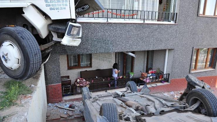 Freni boşalan kamyon eve çarparak durabildi