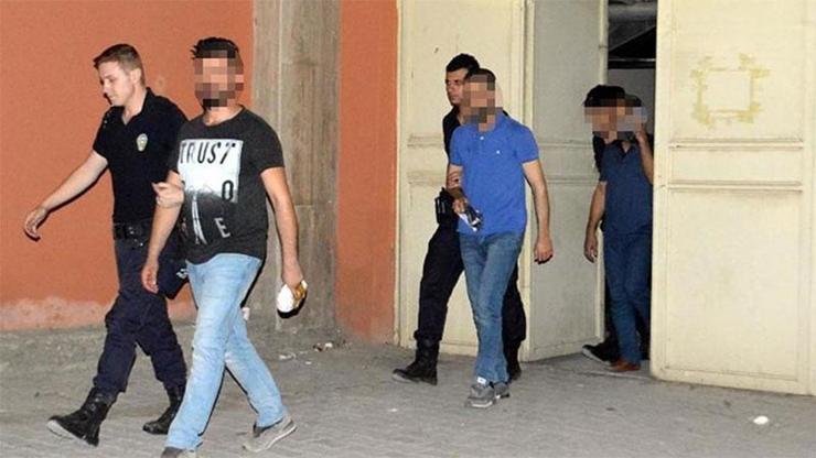 Ele geçirilen kaçak sigaraları satan polisler tutuklandı