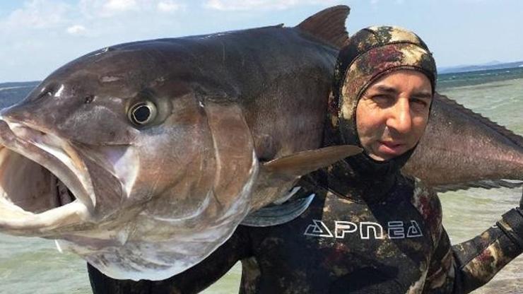 Zıpkınla 68 kilo balık avladı