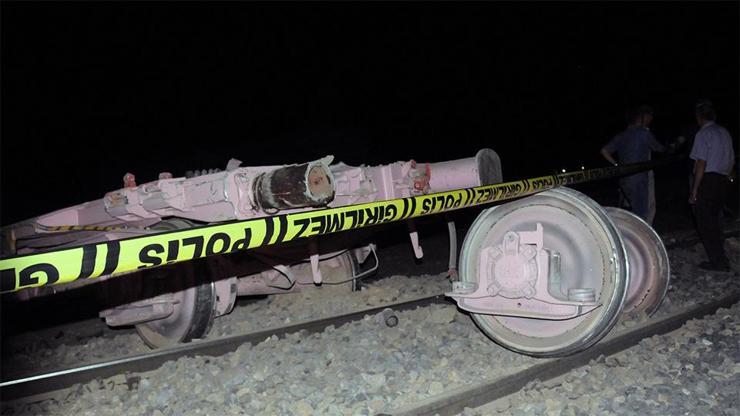 Yük treni raydan çıktı: 2 makinist öldü