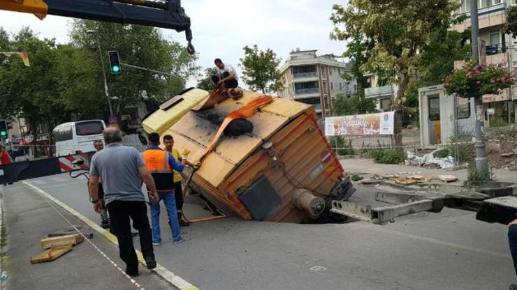 Maltepede yol çöktü, asfalt kamyonu çukura düştü