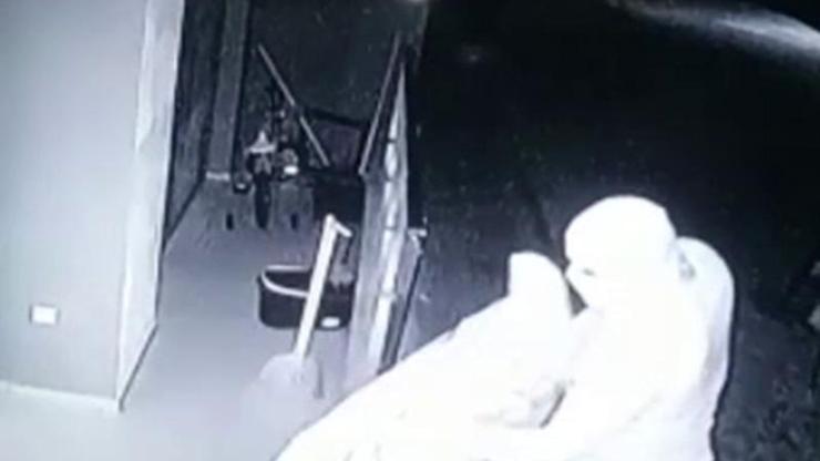 Kar maskeli saldırı güvenlik kamerasında