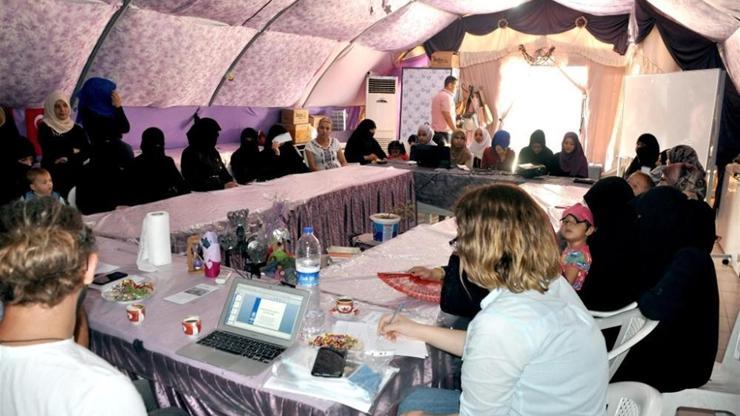 Suriyeli kadınlara erken yaşta evlilik semineri