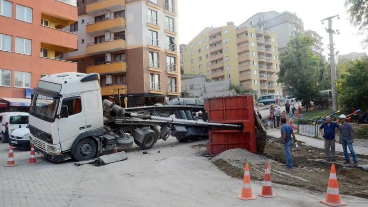 Toprak dolu kamyon çocuk parkına devrildi