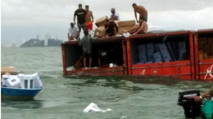 Kargo gemisinden düşen konteyneri yağmaladılar