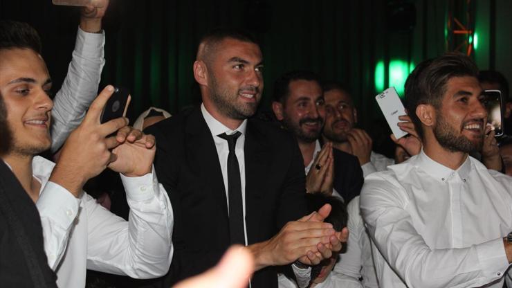 Trabzonsporlu futbolcular düğünde kolbastı oynadı