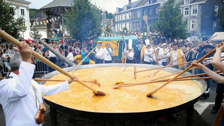 Belçikada 6 bin 500 yumurtadan omlet yaptılar