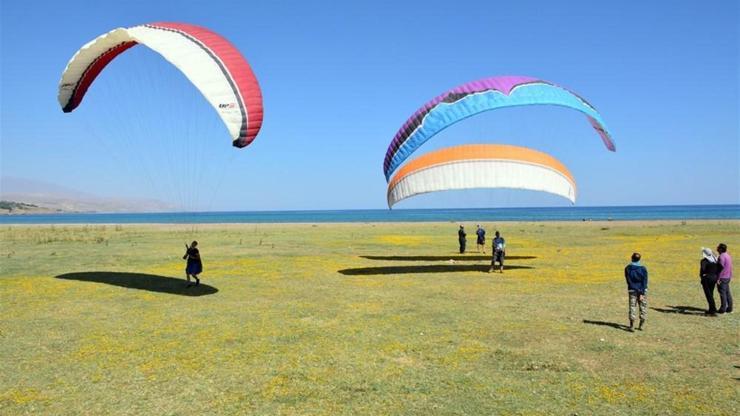 İranlı paraşütçüler, Nemrut Dağı semalarını yedi renge bürüdü