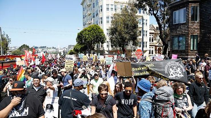 San Franciscoda ırkçılar ve Trump protesto edildi