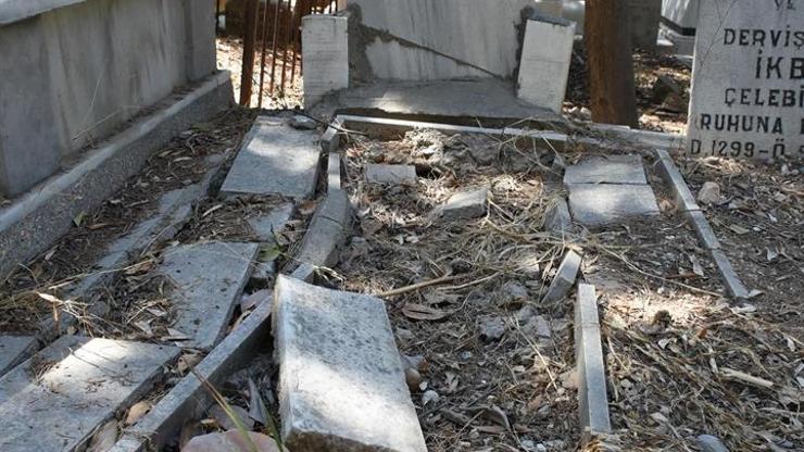 İzmirde tarihi mezarlık darmadağın edildi