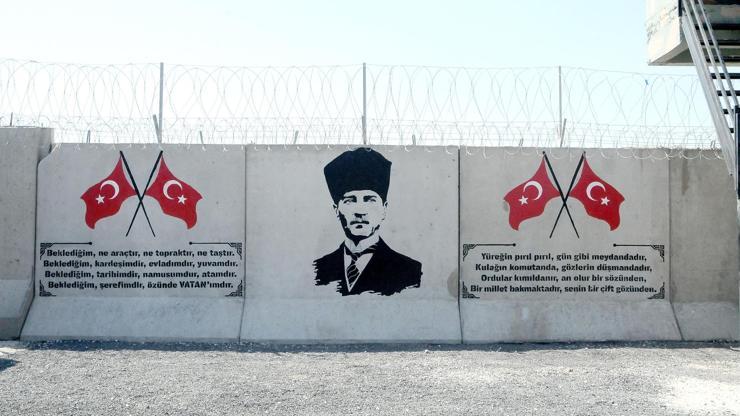 Suriye sınırındaki duvara bayrak ve Atatürk portresi