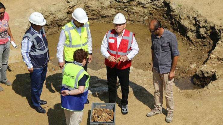 Topbaş, Beşiktaştan çıkan arkeolojik kalıntıları inceledi