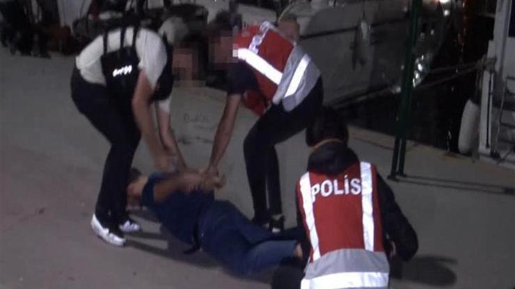 İstanbulda çifte uyuşturucu operasyonu: Turist görünümlü satıcılar yakalandı