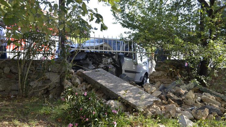 Bahçe duvarına çarpan araçta sıkışan sürücü itfaiye tarafından kurtarıldı