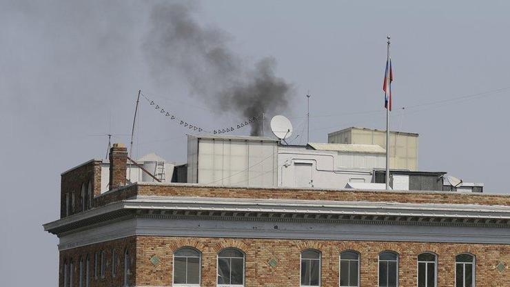 ABDnin kapatma kararı aldığı Rus konsolosluğundan dumanlar yükseliyor