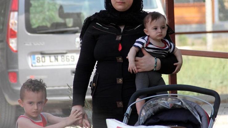 Suriyeli kadın 3 çocuğuyla sokakta kaldı