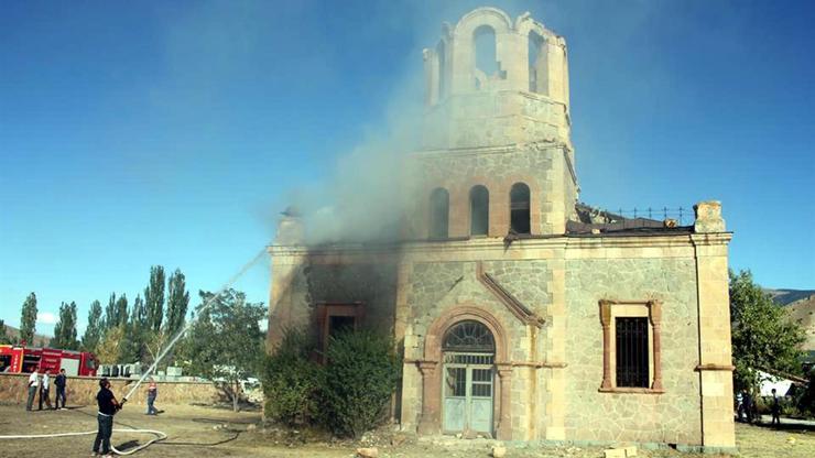 Tinerciler tarihi kiliseyi yaktı