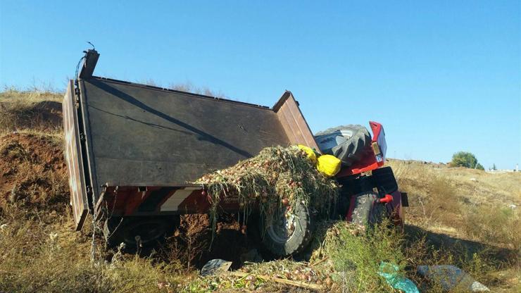 Kadın sürücünün kullandığı traktör devrildi: 3 yaralı