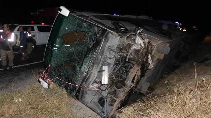Sivasta yolcu otobüsü ve otomobil çarpıştı: 1 ölü, 16 yaralı