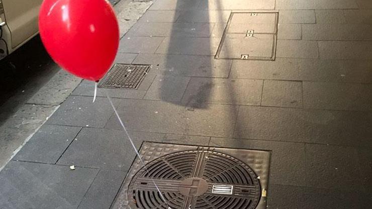 Sidney sokaklarındaki kırmızı balonlar görenleri ürkütüyor