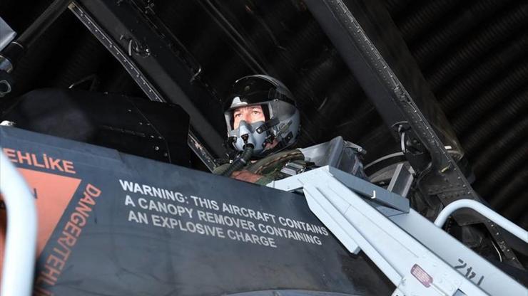 Genelkurmay Başkanı Orgeneral Hulusi Akar, F-16 ile uçtu