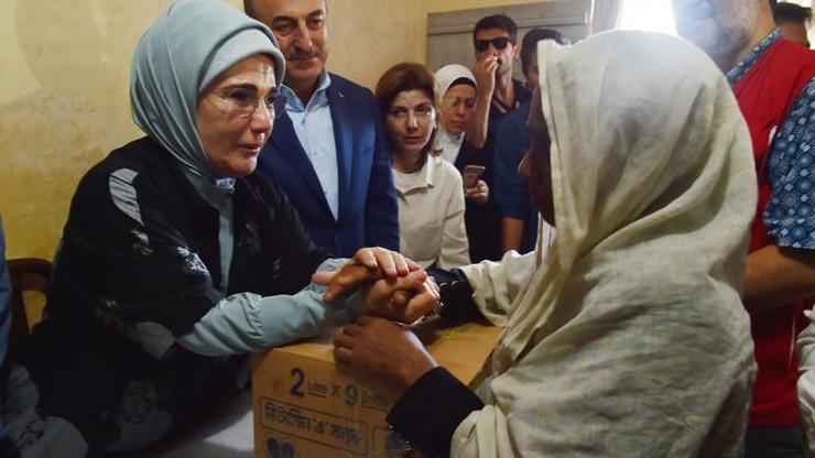 Emine Erdoğan, Bangladeşe sığınan Arakanlı müslümanlara yardım dağıttı