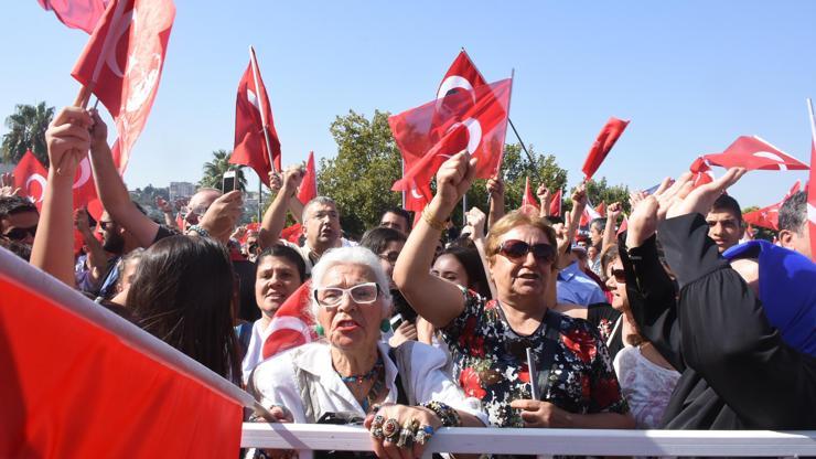 İzmirde hareketli saatler Araya vekiller girdi