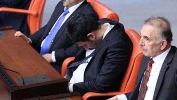 Uğur Işılak: Mecliste uyumak çok çalışmanın işaretidir