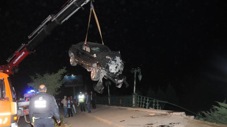 Köprü korkuluklarına çarpan aracın sürücüsü hayatını kaybetti