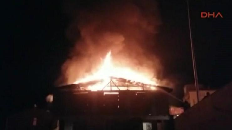 Sultanbeylide bir evin çatısı alev alev yandı
