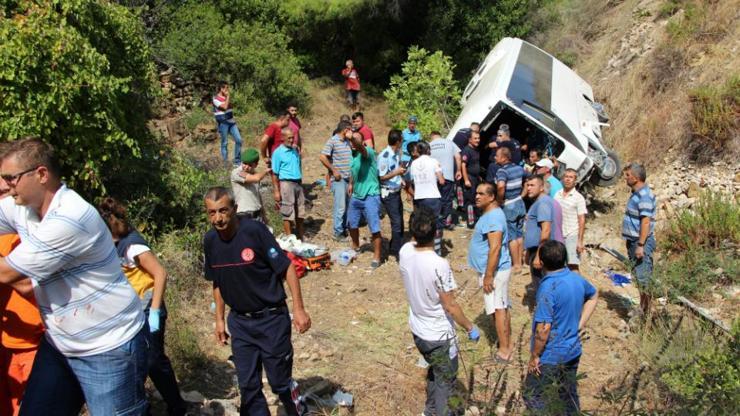 Antalyada tur otobüsü devrildi: 5 ölü