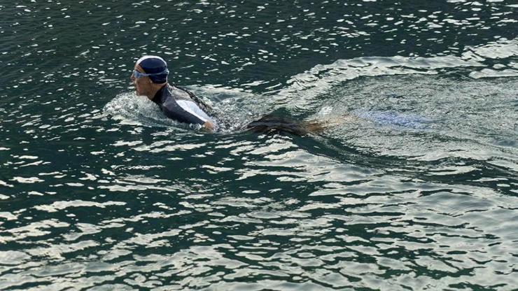 Doğa için 15 kilometre yüzdü