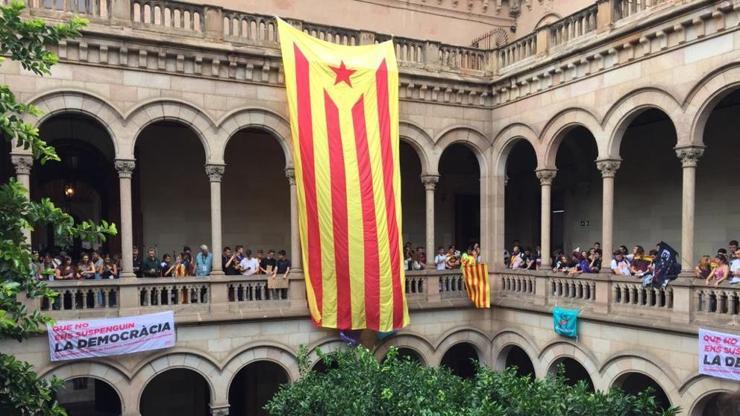 Kriz büyüyor Barcelona Üniversitesi işgal edildi