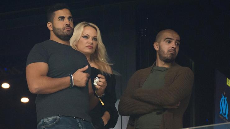 Pamela Andersondan futbolcu sevgilisine sıkı takip