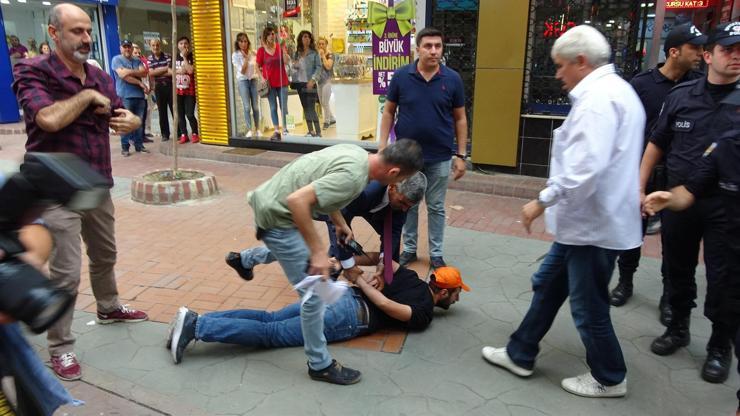 Bildiri dağıtmak isteyen gruba polis müdahalesi