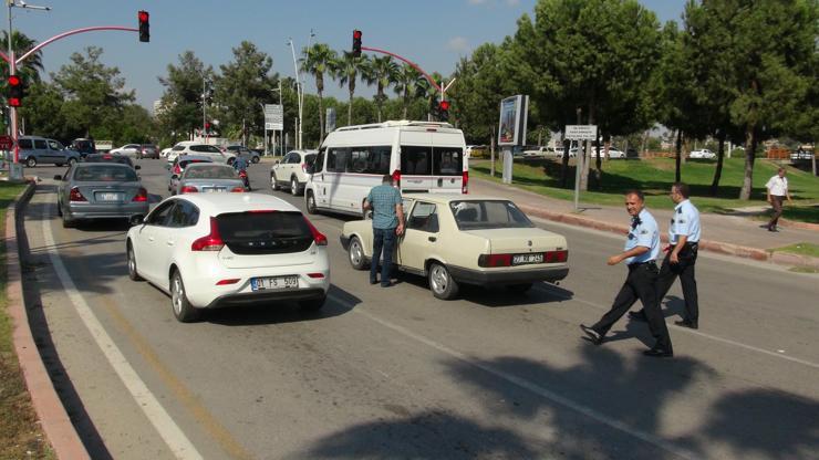 Adanada festival yolunda şüpheli araç paniği