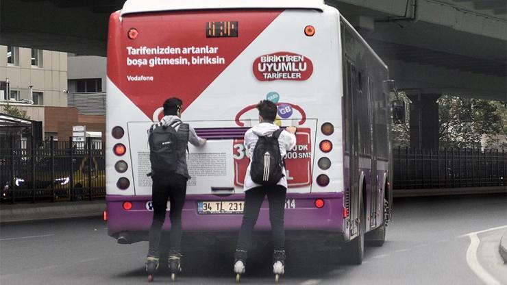 İstanbulun göbeğinde gençlerin patenle tehlikeli yolculuğu