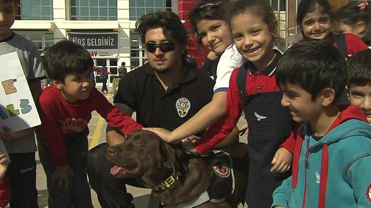 Çocuklara polis köpeği sürprizi