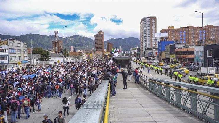 Kolombiyada öğrenciler özelleştirmeye karşı ayağa kalktı