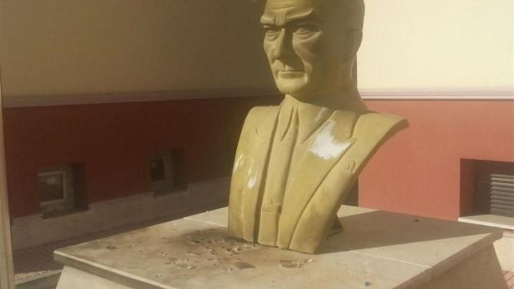 Atatürk büstünü molotofla yakmaya çalıştı